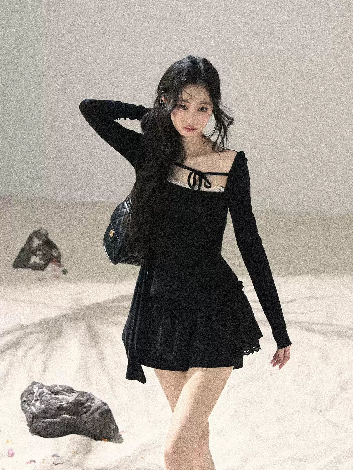 "Floating Moonlight" Quiet Black Square Neck Lace Slim-Fit Top 45324535