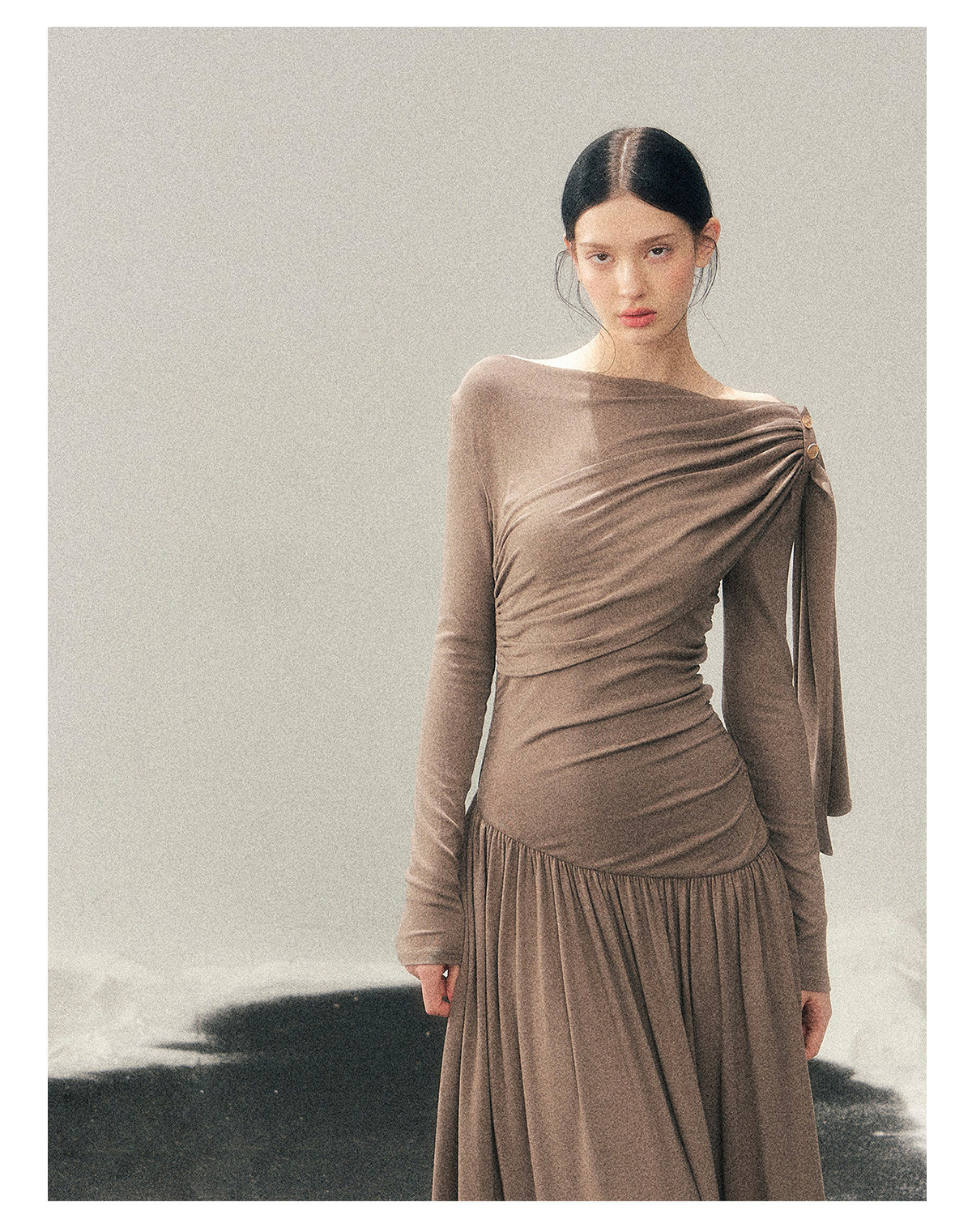 少也眼 "Pure Heart Reflected in Snow" French Cool Off-Shoulder Knit Maxi Dress