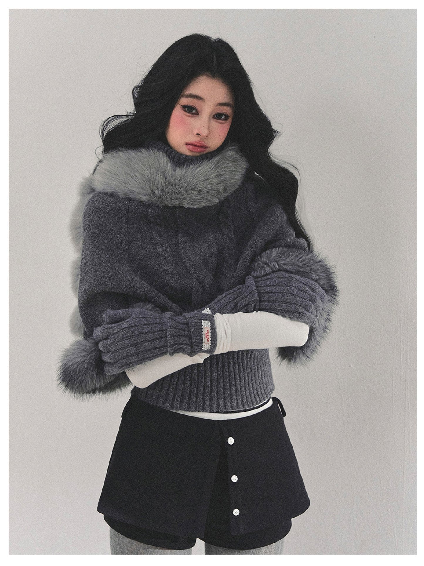 少也眼 “Only She Remains Awake" Gray Mohair High-Neck Knit Sweater (with detachable faux fur)