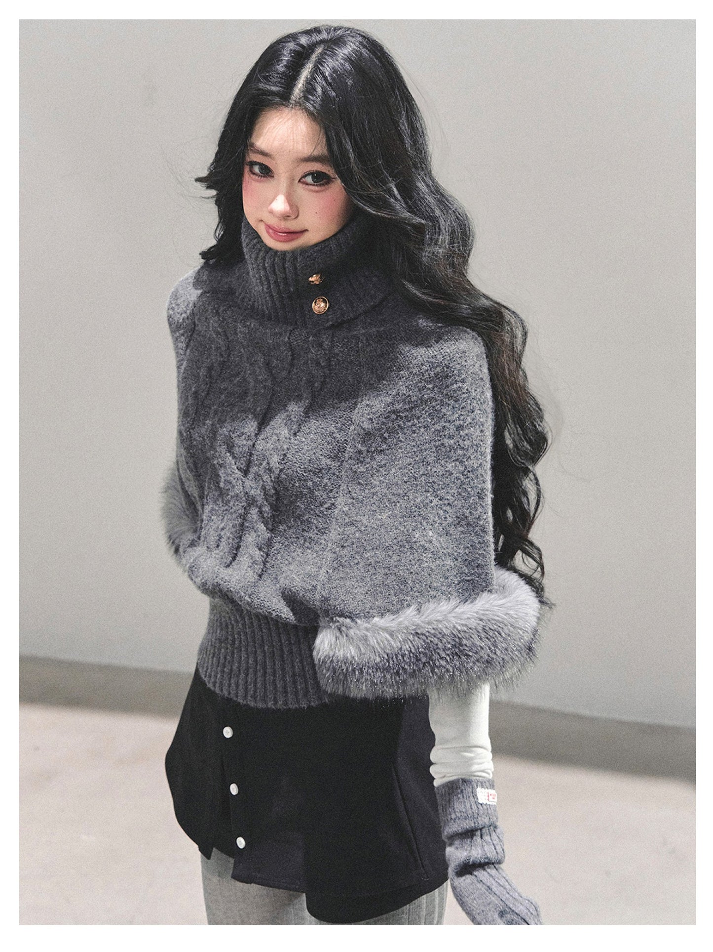 少也眼 “Only She Remains Awake" Gray Mohair High-Neck Knit Sweater (with detachable faux fur)