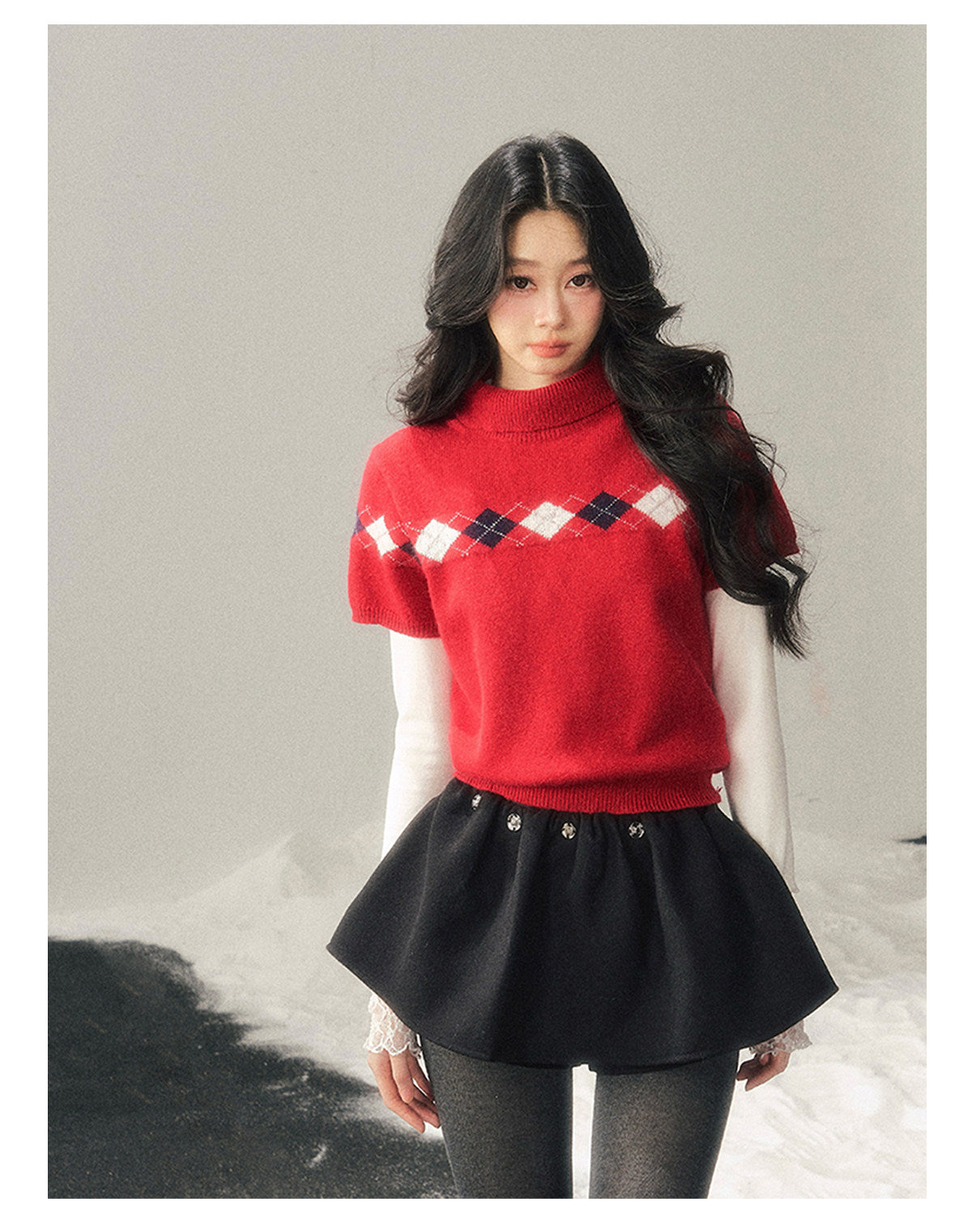 少也眼 “Snow-Wrapped Christmas Letter” Mock Neck Short-Sleeve Knit Top