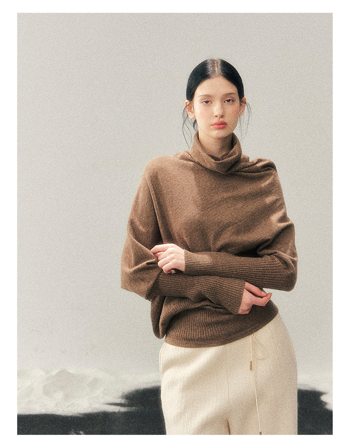 少也眼 "Ember at Dusk" High-Neck Cozy Knit Top – Milk Tea