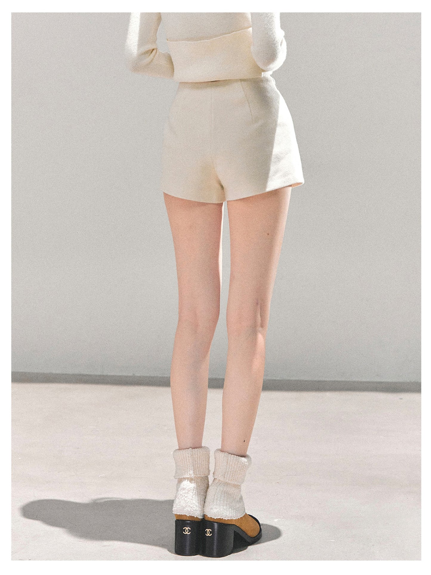 少也眼 “Through Her Dreamscape" Beige Shorts