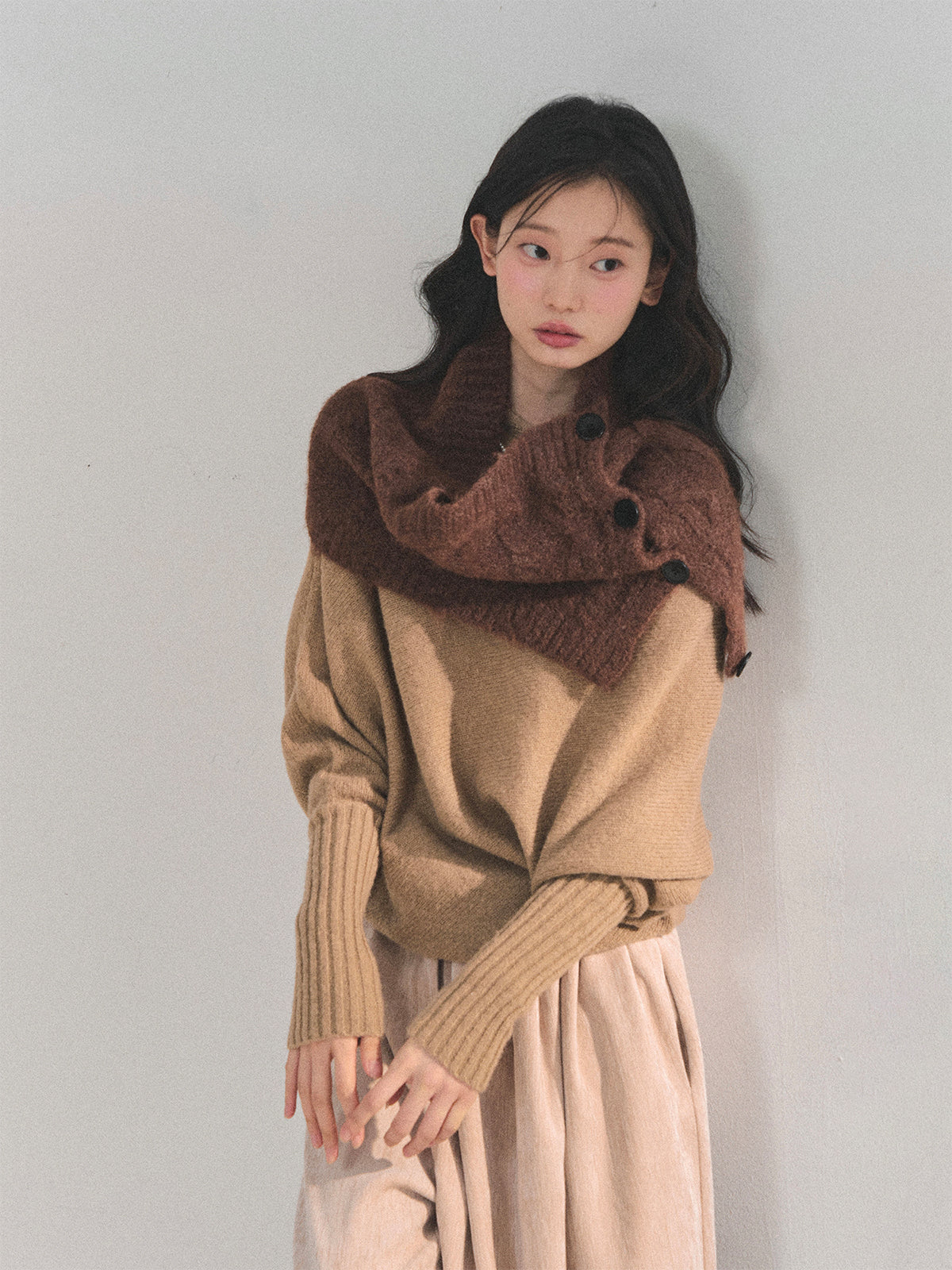 少也眼 “Embers of Sunset” Mini Faux-Knit Shoulder Wrap – Gray & Cocoa
