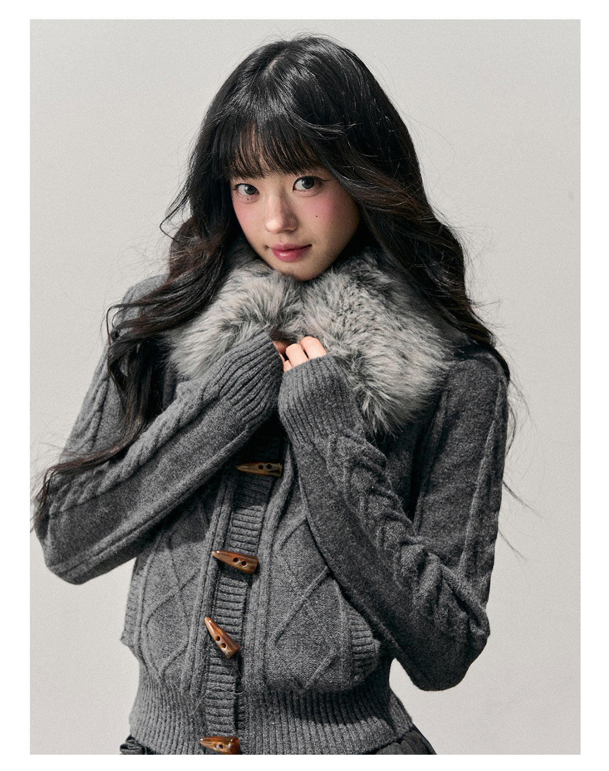 少也眼 “She Turns to Smoke” Korean-Style Knit Cardigan with Faux-Fur Collar