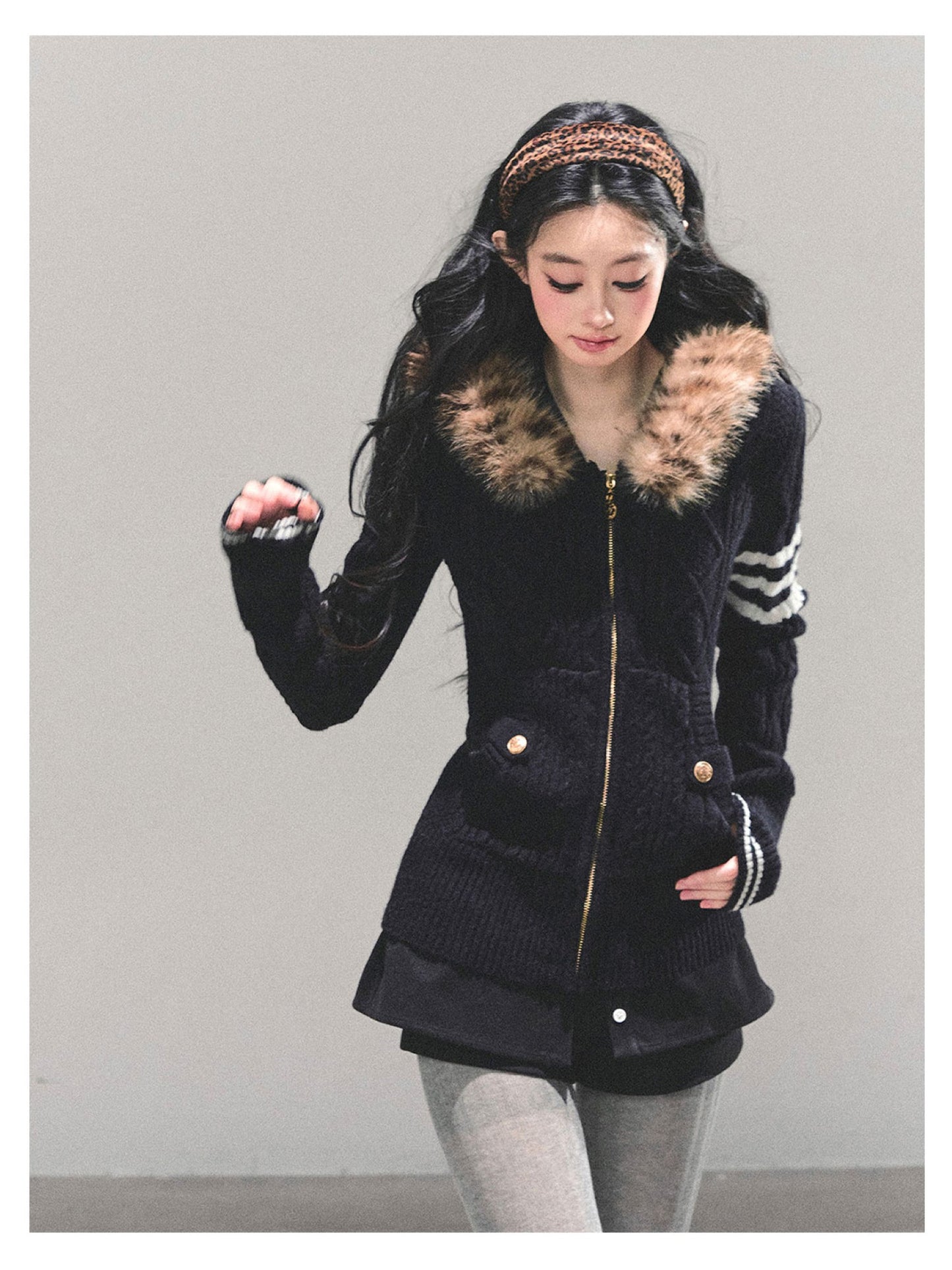 少也眼 "Only She Walks By" Black Hooded Knit Sweater