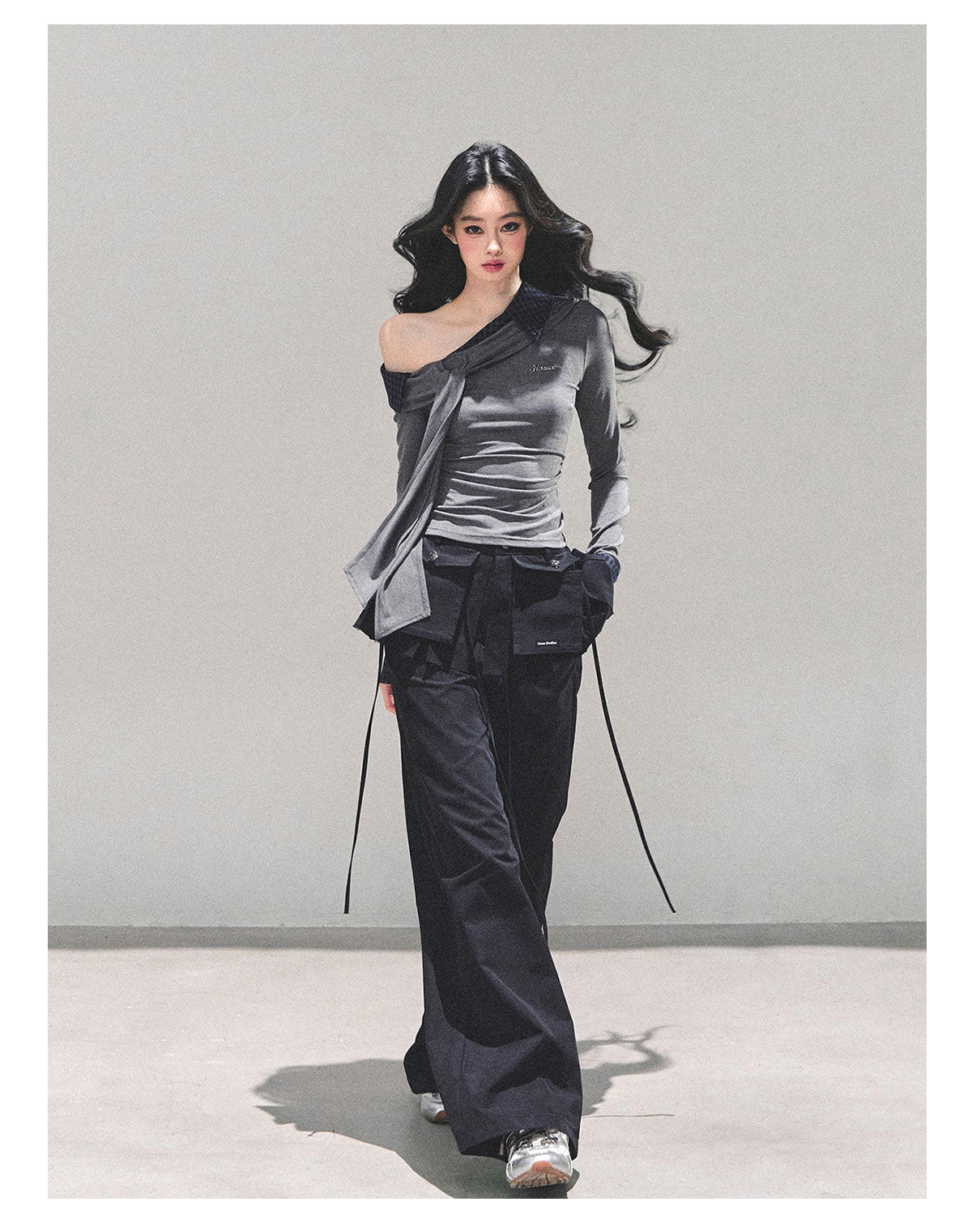 少也眼 “The Quiet Passing” Asymmetric Knit Off-Shoulder Top - Gray 65624