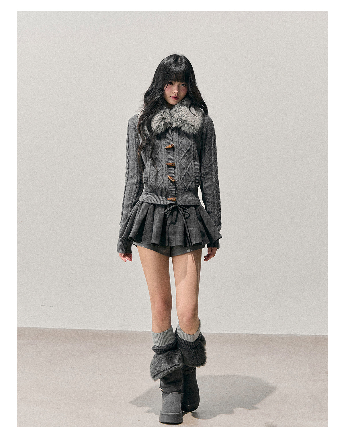 少也眼 “She Turns to Smoke” Korean-Style Knit Cardigan with Faux-Fur Collar