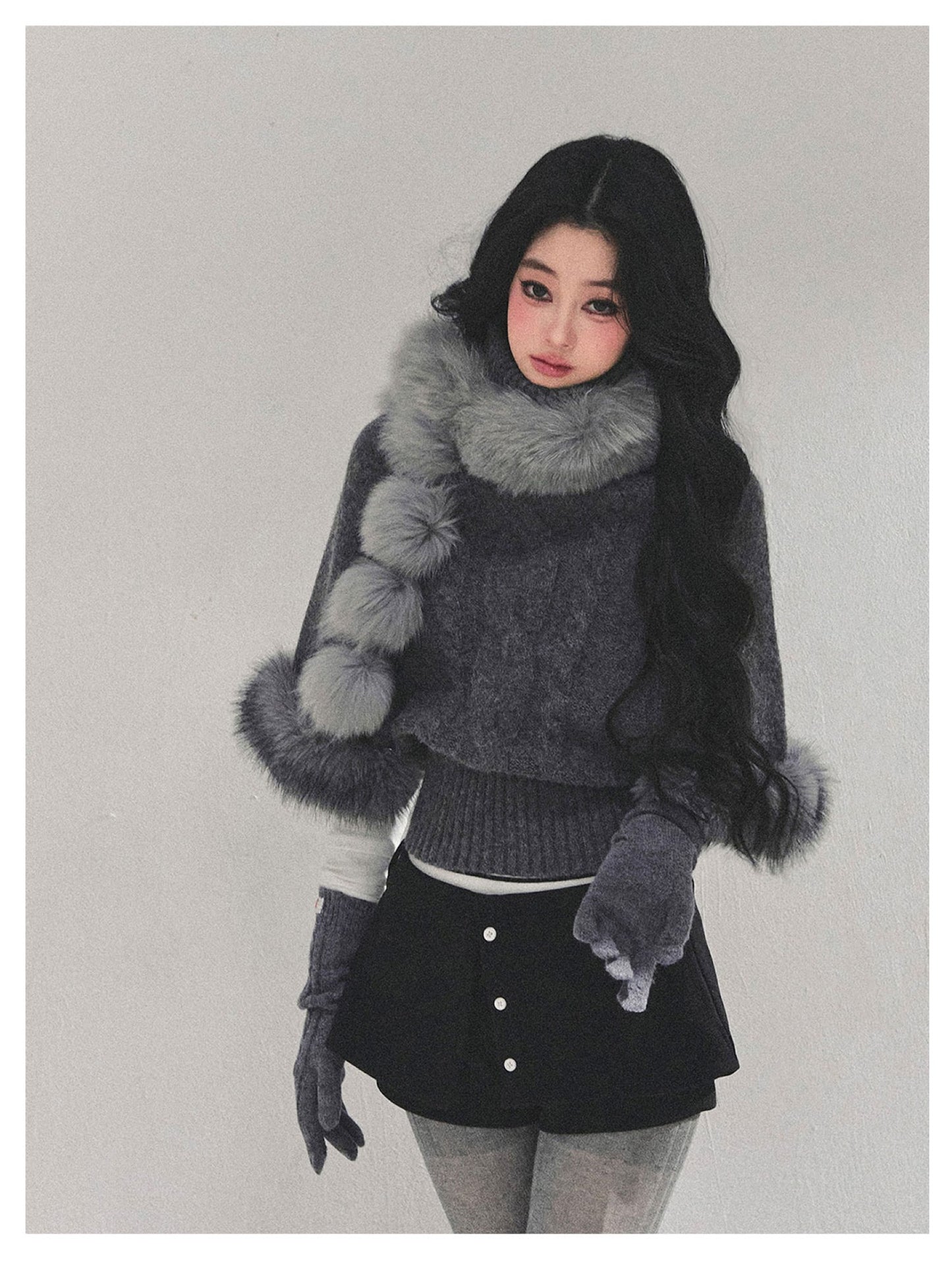 少也眼 “Passing by Her Side" Faux Fox Fur Scarf - Gray