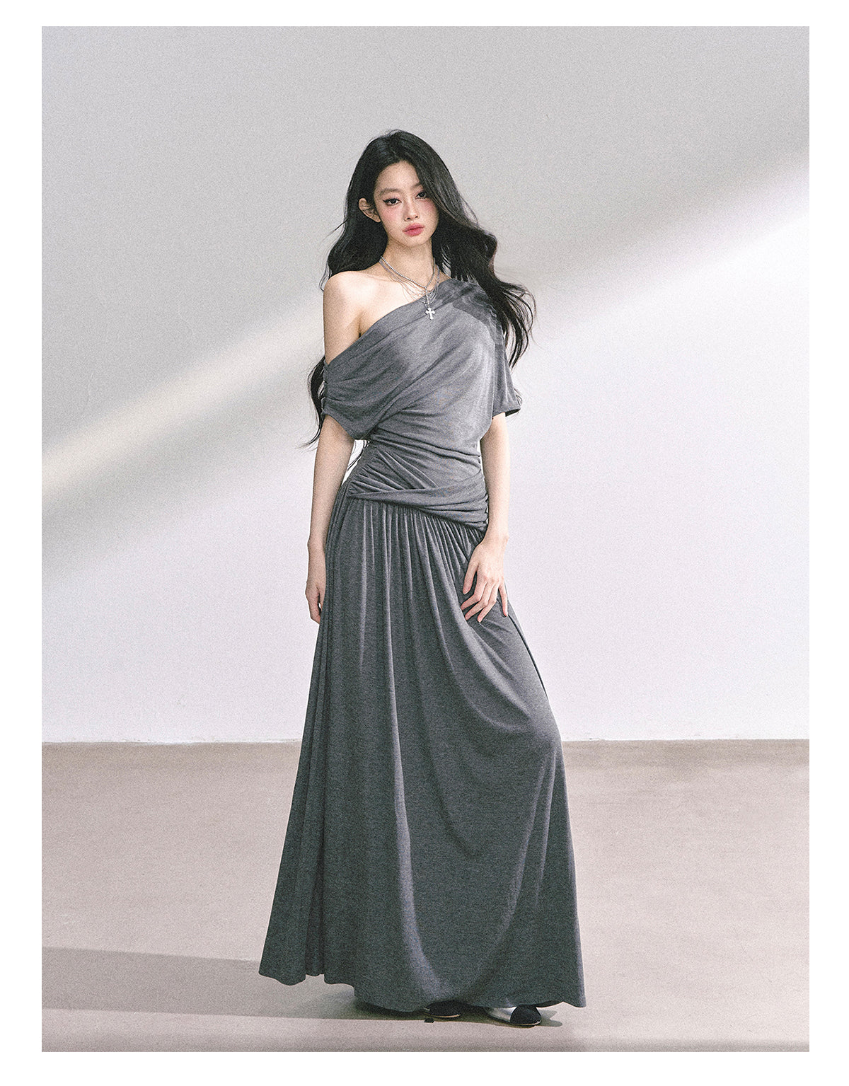 少也眼 “Minimal Paper Doll” Asymmetric Maxi Dress