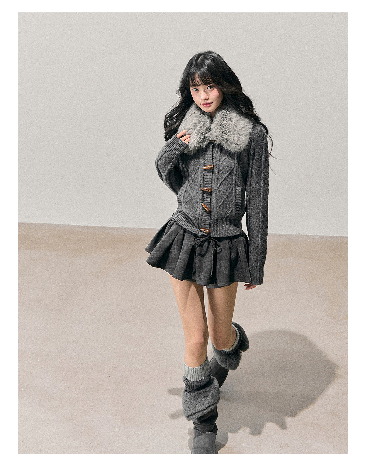 少也眼 “She Turns to Smoke” Korean-Style Knit Cardigan with Faux-Fur Collar