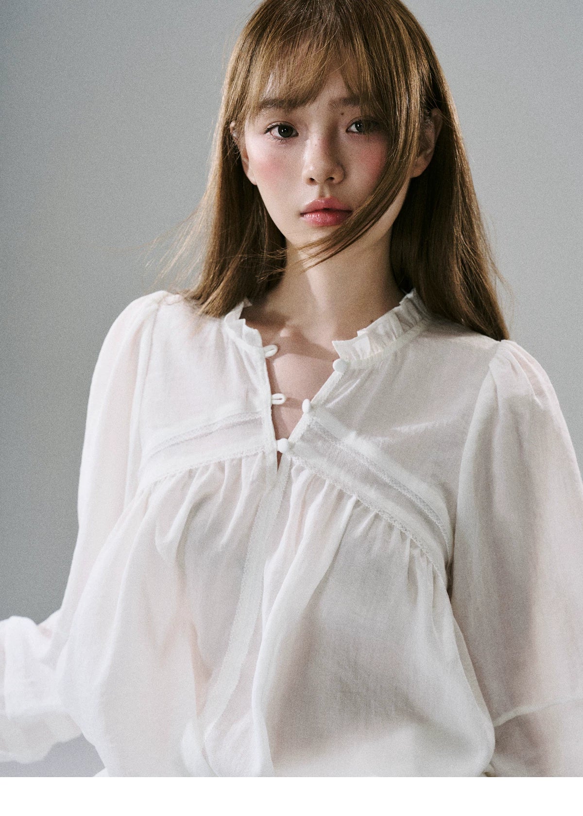 LOST FOREST - Acetate Flower Belt Detail Relaxed Top (White / Blue)