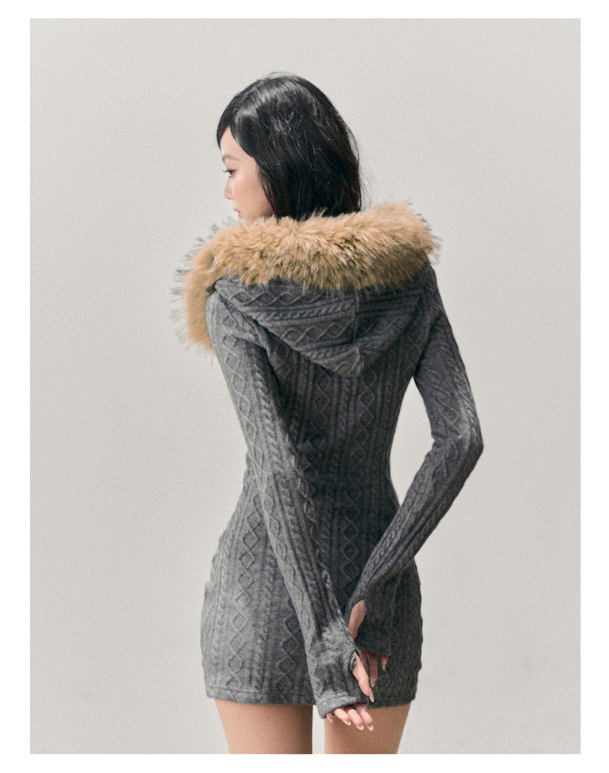 少也眼 “She Arrives Like Duskfall” Rib-Knit Bodycon Dress with Detachable Fur Collar 68485