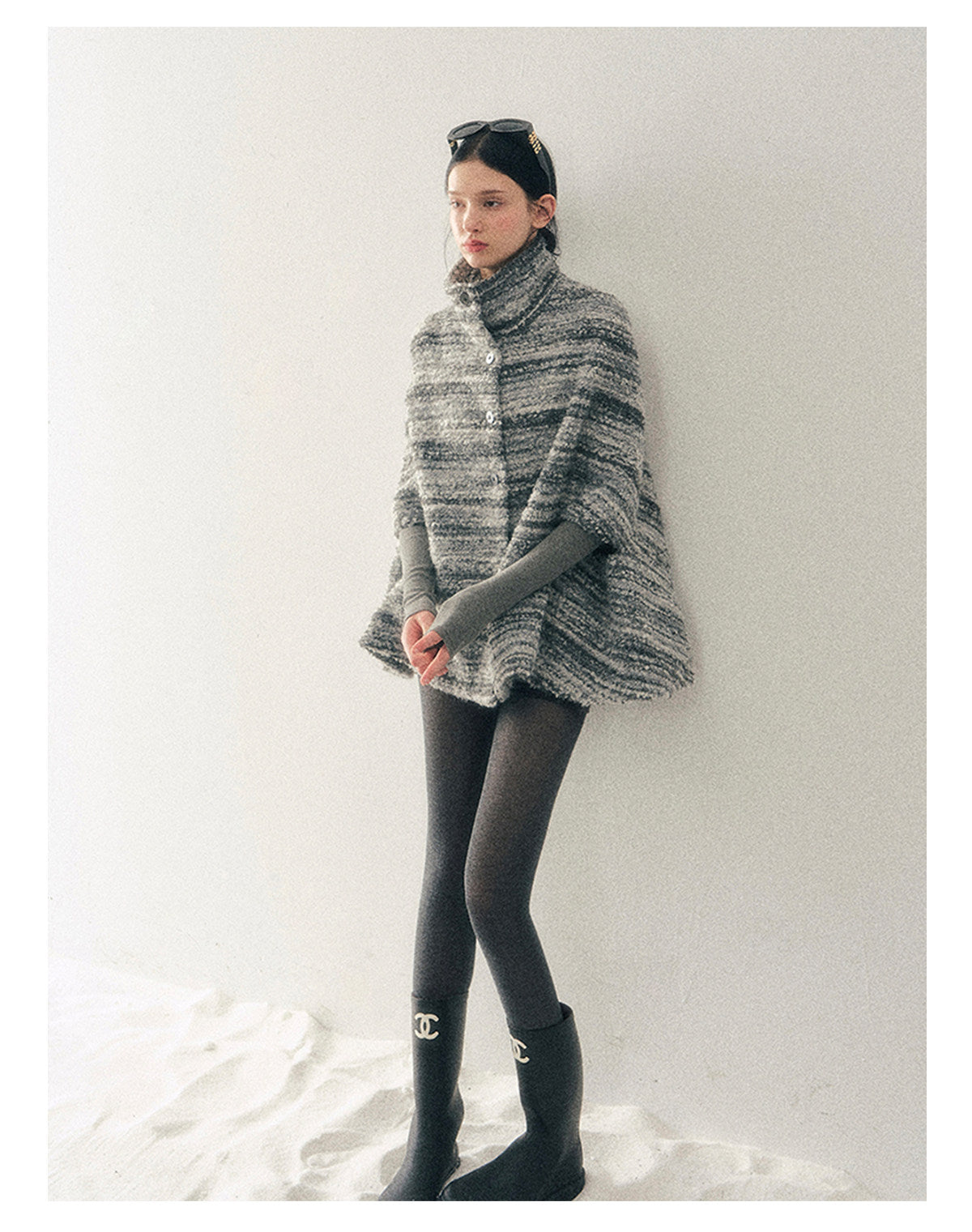 少也眼 "Soft-Focus Warmth" Tweed Cape Coat - Silver Grey