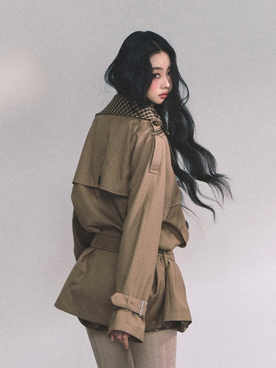 少也眼 "Zurich Elegance Trench" – Audrey-Inspired Relaxed Plaid Coat