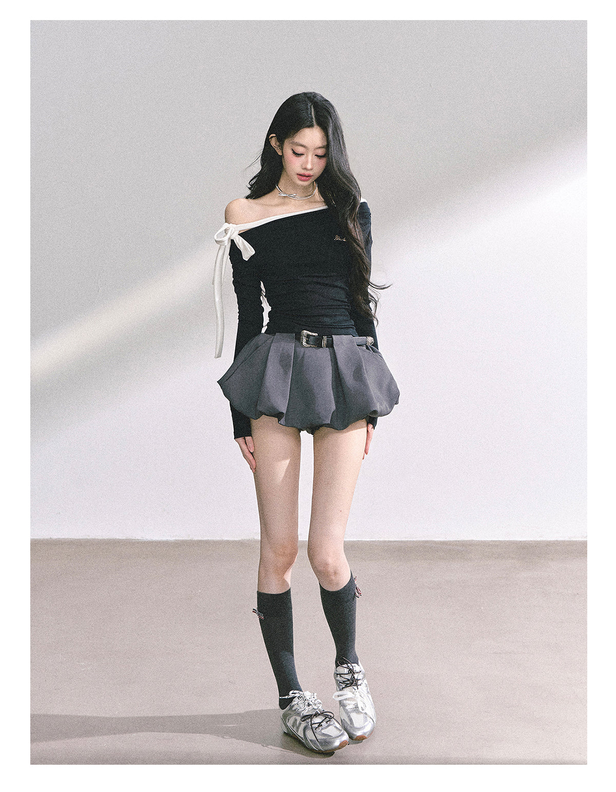 少也眼 "Sweet Temptation Spiral" Asymmetric Off-Shoulder Long-Sleeve Crop Tee - Black