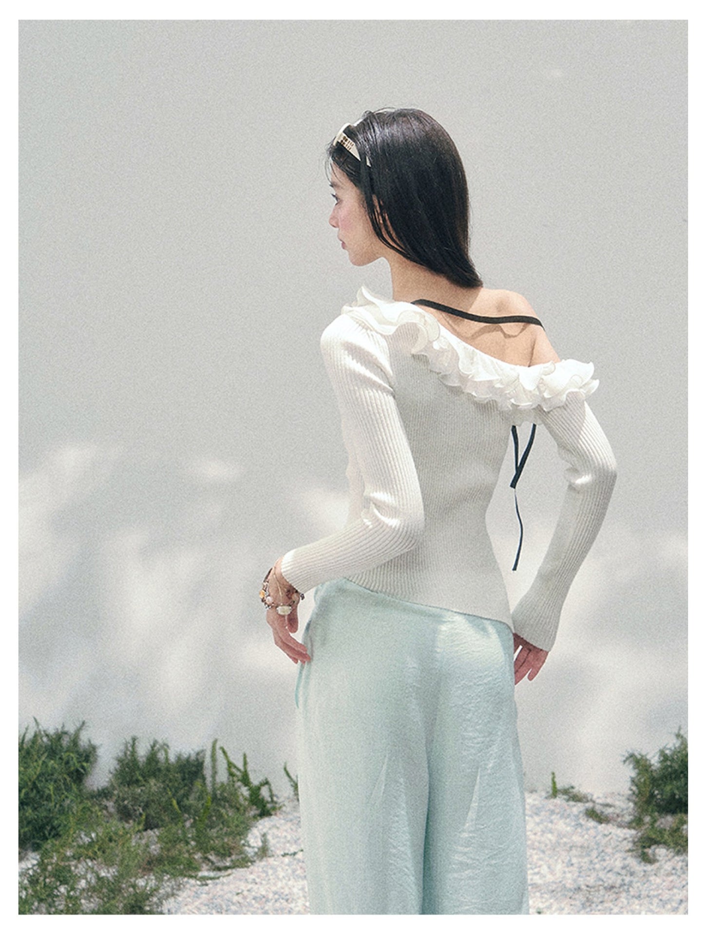 少也眼 “Hidden Softness” Apricot Asymmetric Lace-Trim Knit Cropped Top 855635