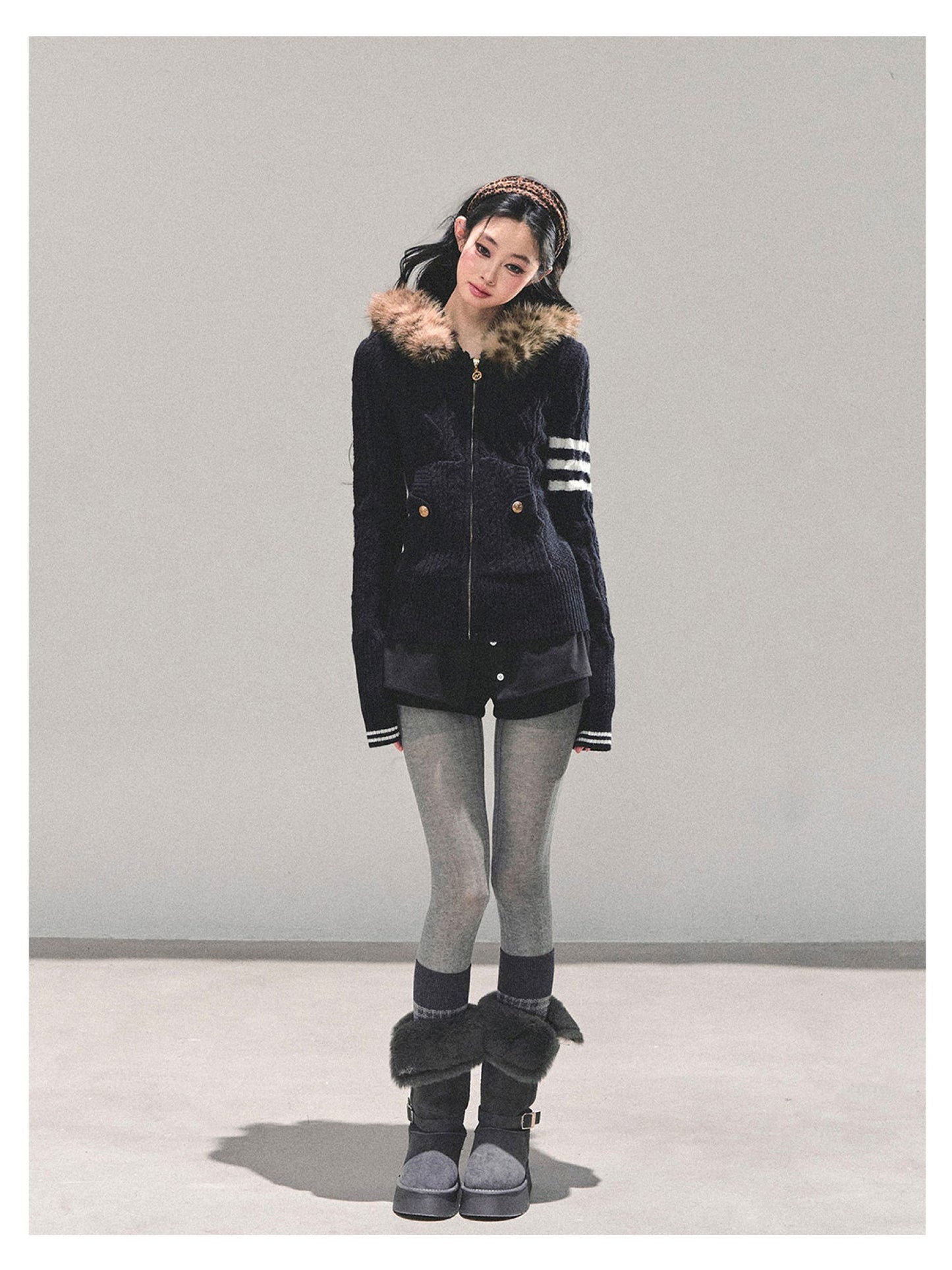 少也眼 "Only She Walks By" Black Hooded Knit Sweater