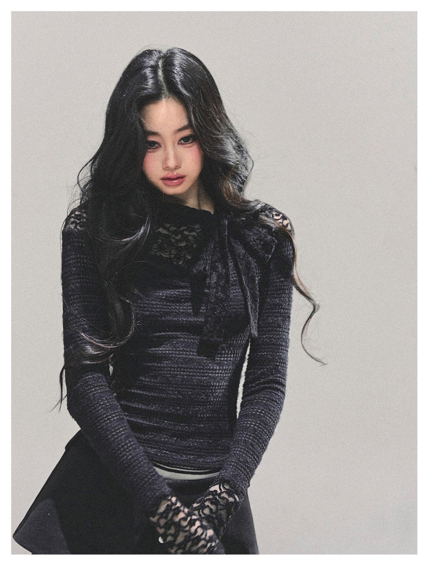 少也眼 “Monochrome Whispers" Lace Long-Sleeve Top - Black