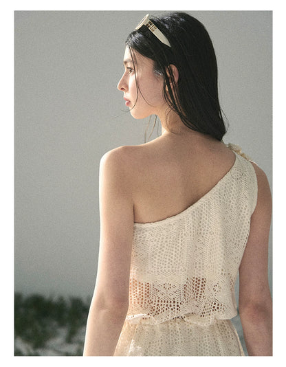 “Petals Carried by the Breeze” Dutch Cream Floral One-Shoulder Cutout Top 453543