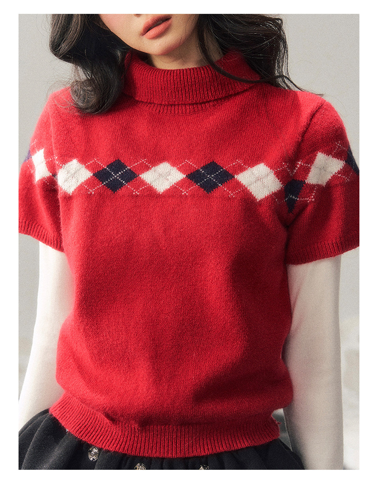 少也眼 “Snow-Wrapped Christmas Letter” Mock Neck Short-Sleeve Knit Top