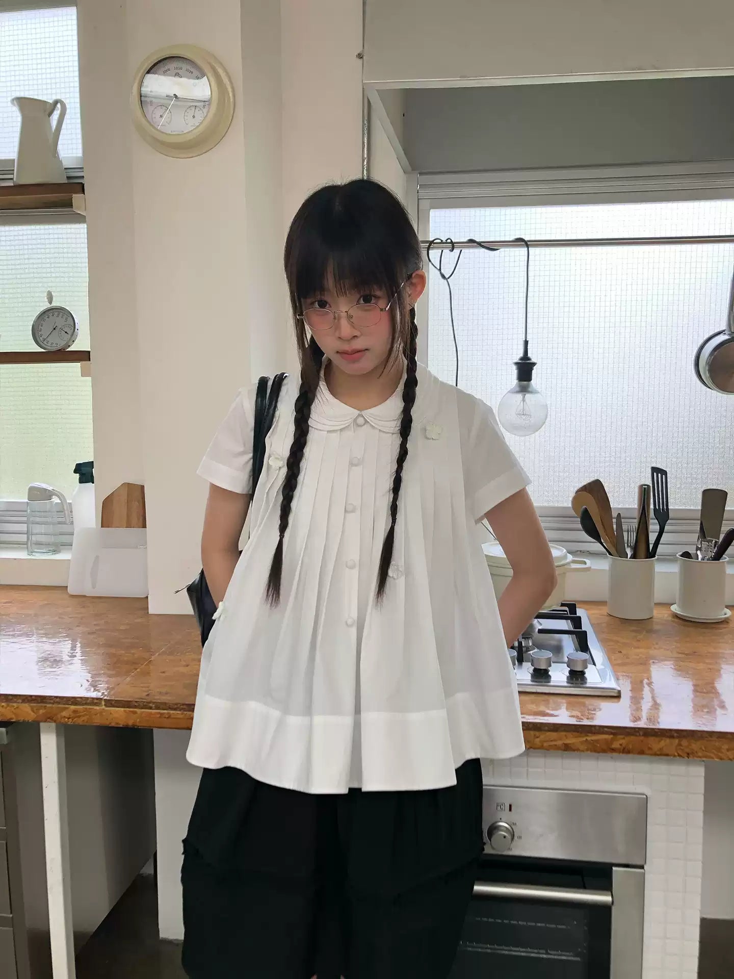 "Hyacinth Letter" White Cotton Peter Pan Collar Pleated Blouse