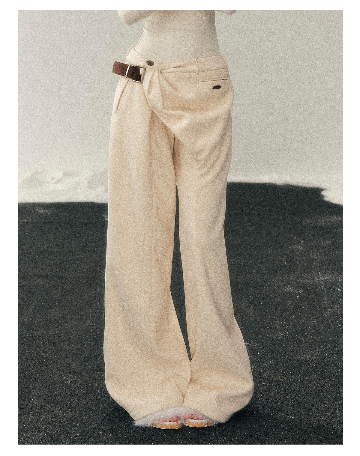 少也眼 “She Passes Through Winter” Fleece-Lined Wide-Leg Trousers with Belt Detail - Mother-of-Pearl Beige