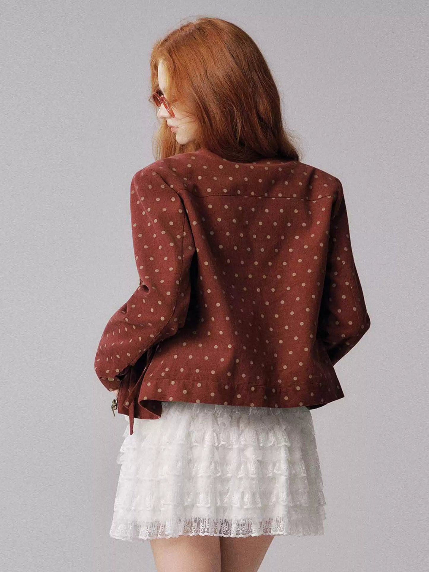"时光画布" Polka Dot Cropped Jacket with Bow Details (Deep Red)