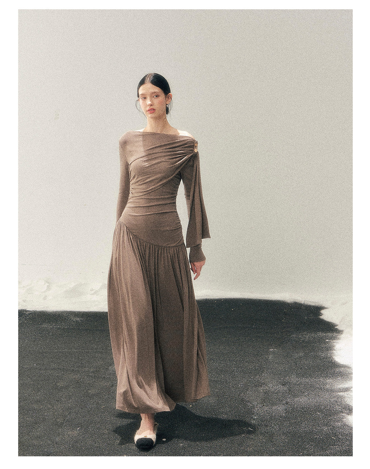 少也眼 "Pure Heart Reflected in Snow" French Cool Off-Shoulder Knit Maxi Dress
