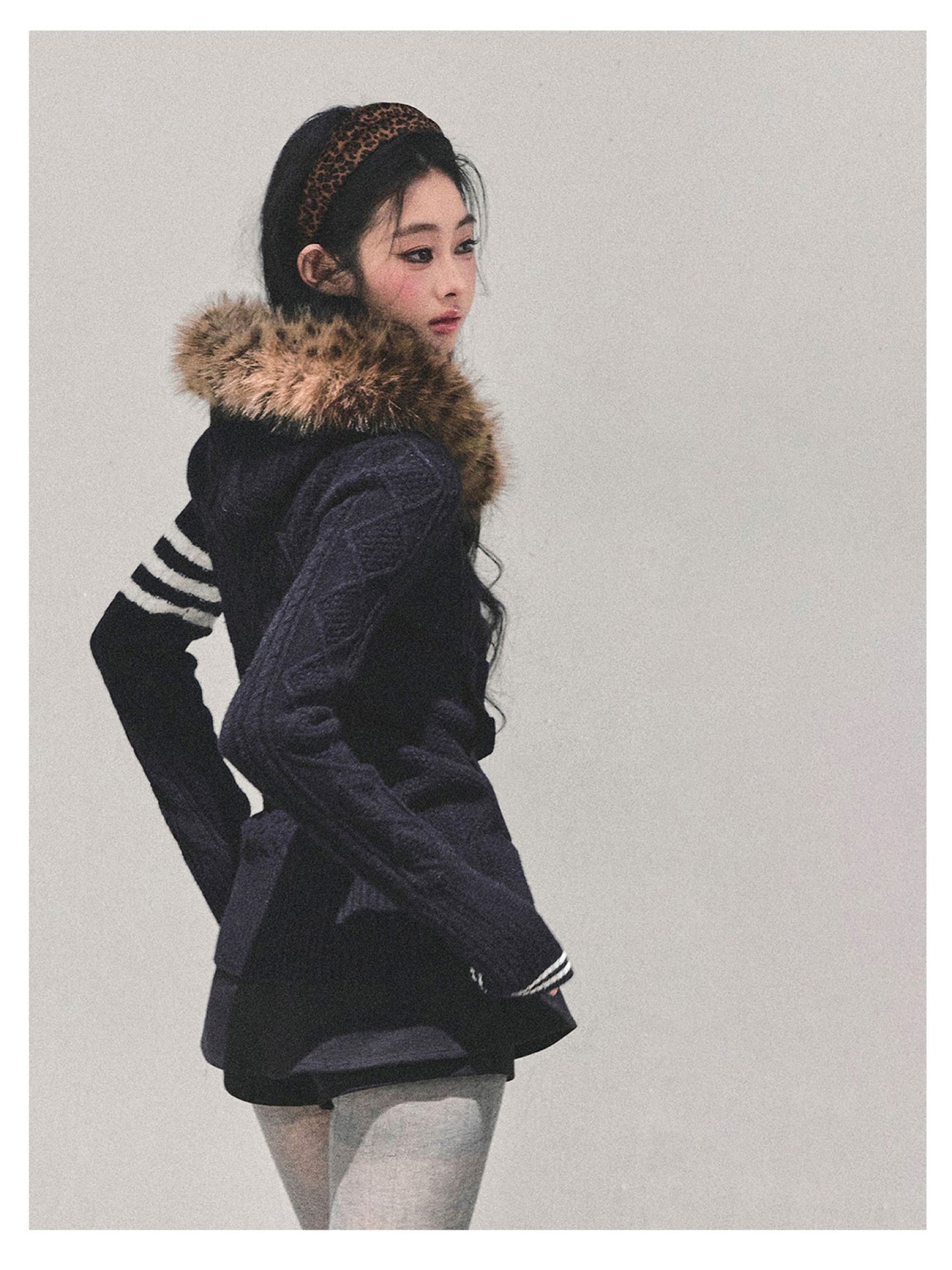 少也眼 "Only She Walks By" Black Hooded Knit Sweater