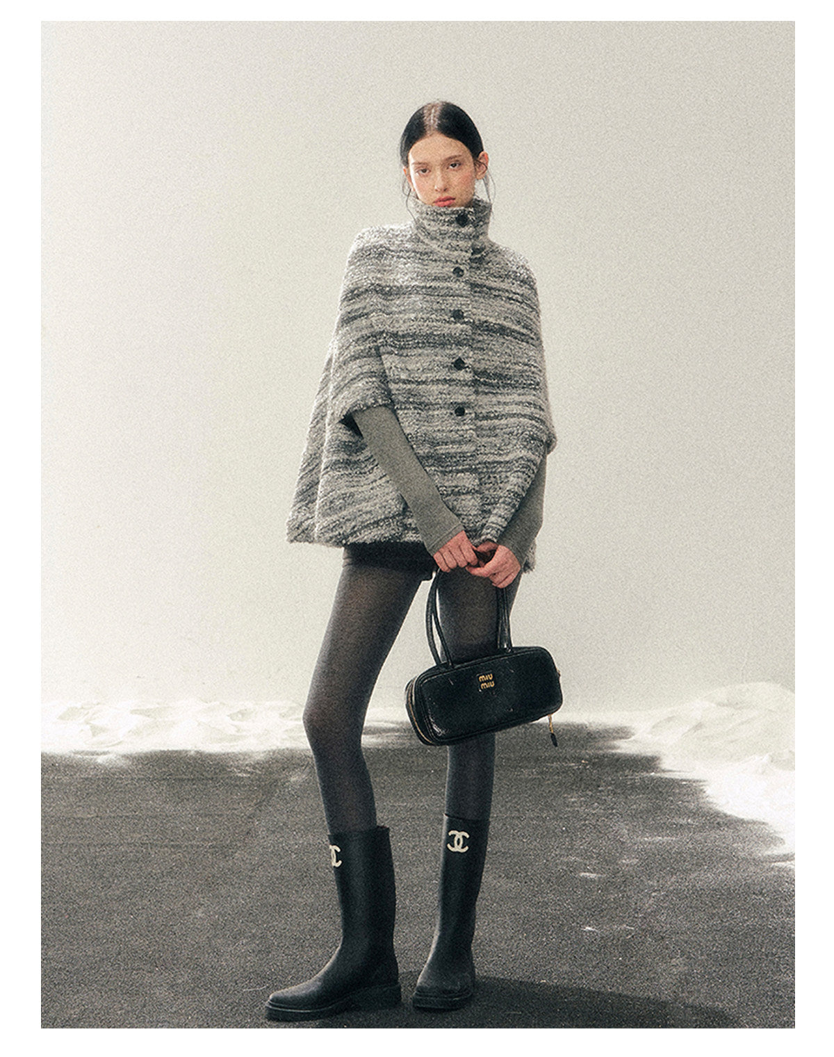 少也眼 "Soft-Focus Warmth" Tweed Cape Coat - Silver Grey