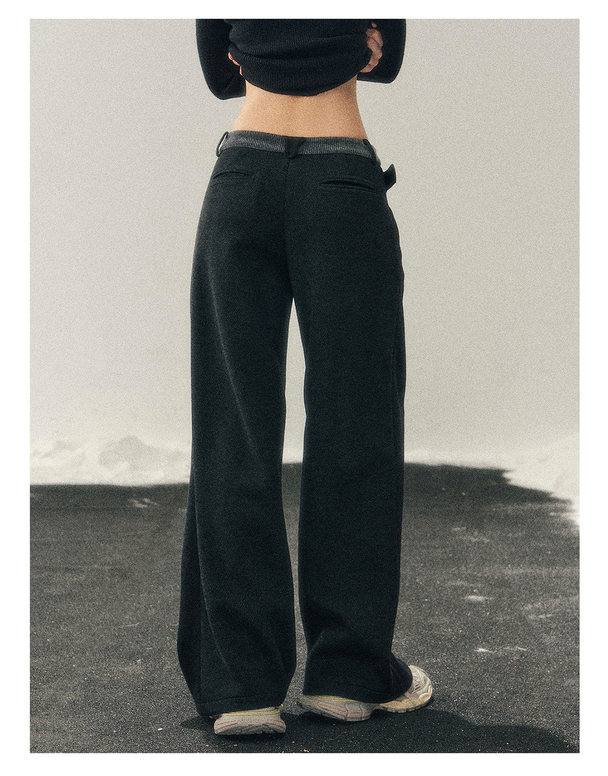 少也眼 “She Passes Through Winter” Fleece-Lined Wide-Leg Trousers with Belt Detail - Deep Rock Gray