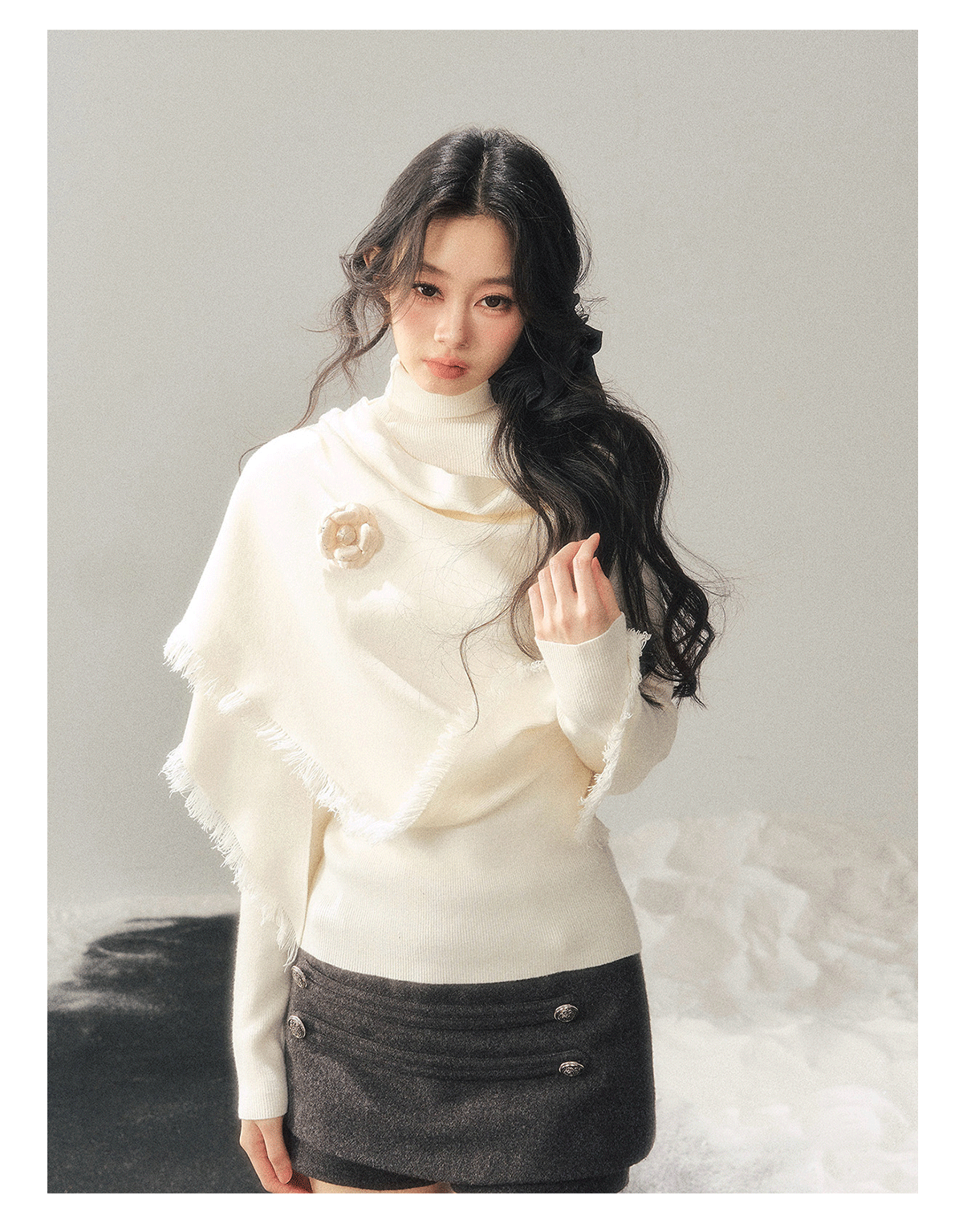 少也眼 "Speechless Under the Full Moon" Camellia White French Turtleneck Knit & Shawl Set