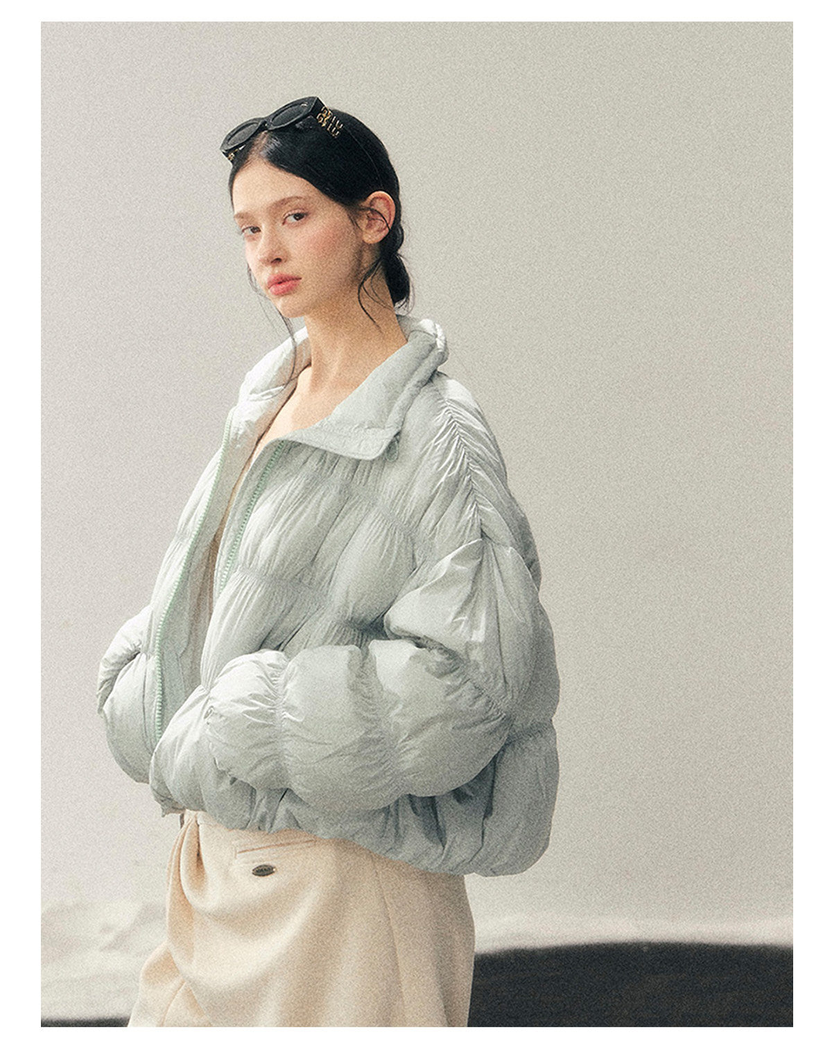 少也眼 “She Gazes at the Snow” White Duck Down Cropped Jacket - Haze Blue