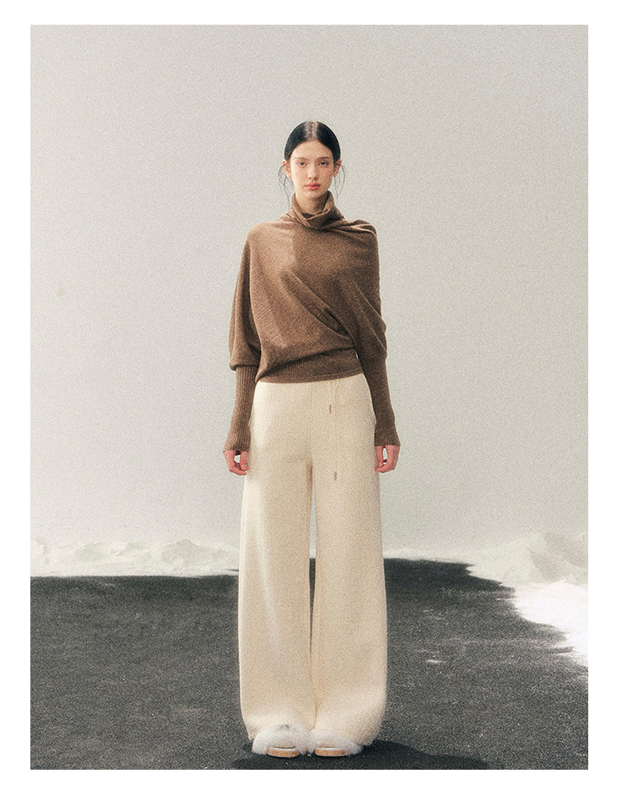 少也眼 "Ember at Dusk" High-Neck Cozy Knit Top – Milk Tea