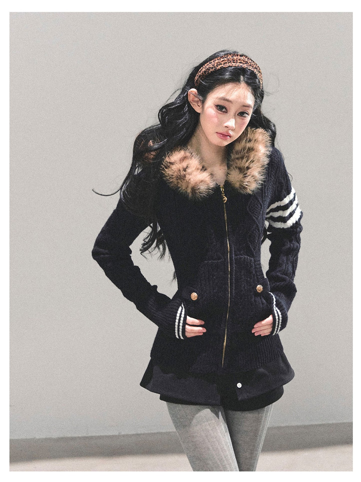 少也眼 "Only She Walks By" Black Hooded Knit Sweater