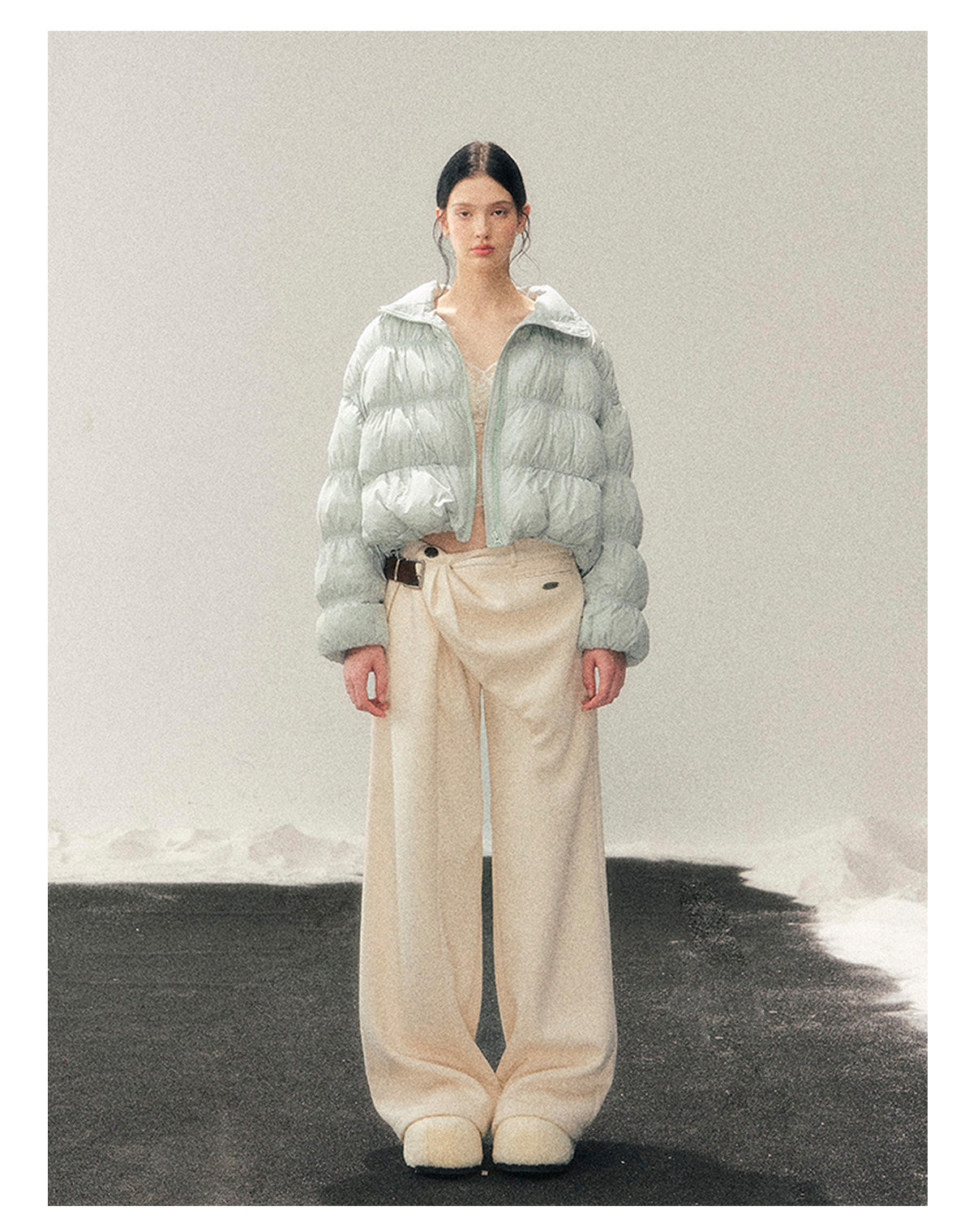 少也眼 “She Gazes at the Snow” White Duck Down Cropped Jacket - Haze Blue