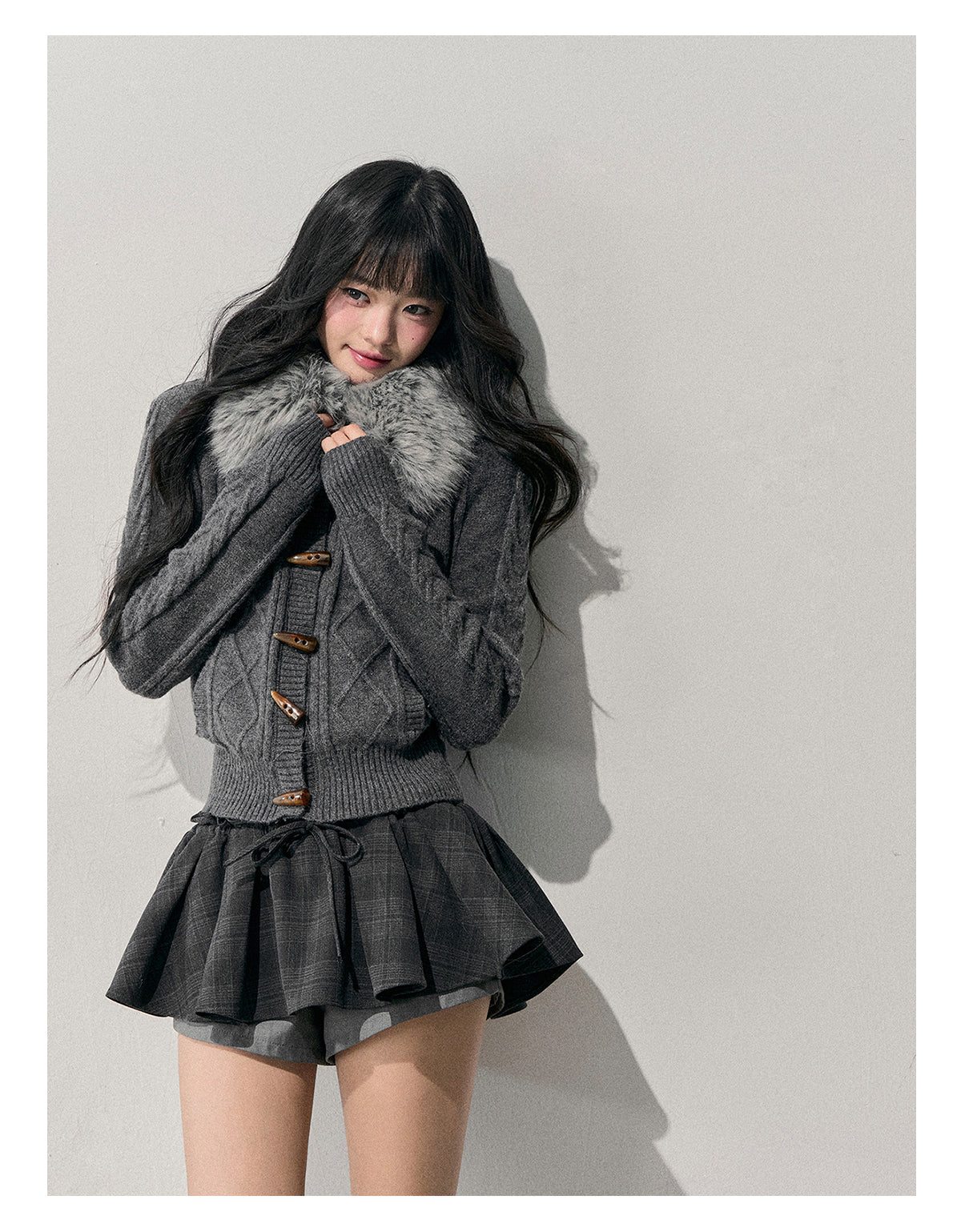 少也眼 “She Turns to Smoke” Korean-Style Knit Cardigan with Faux-Fur Collar