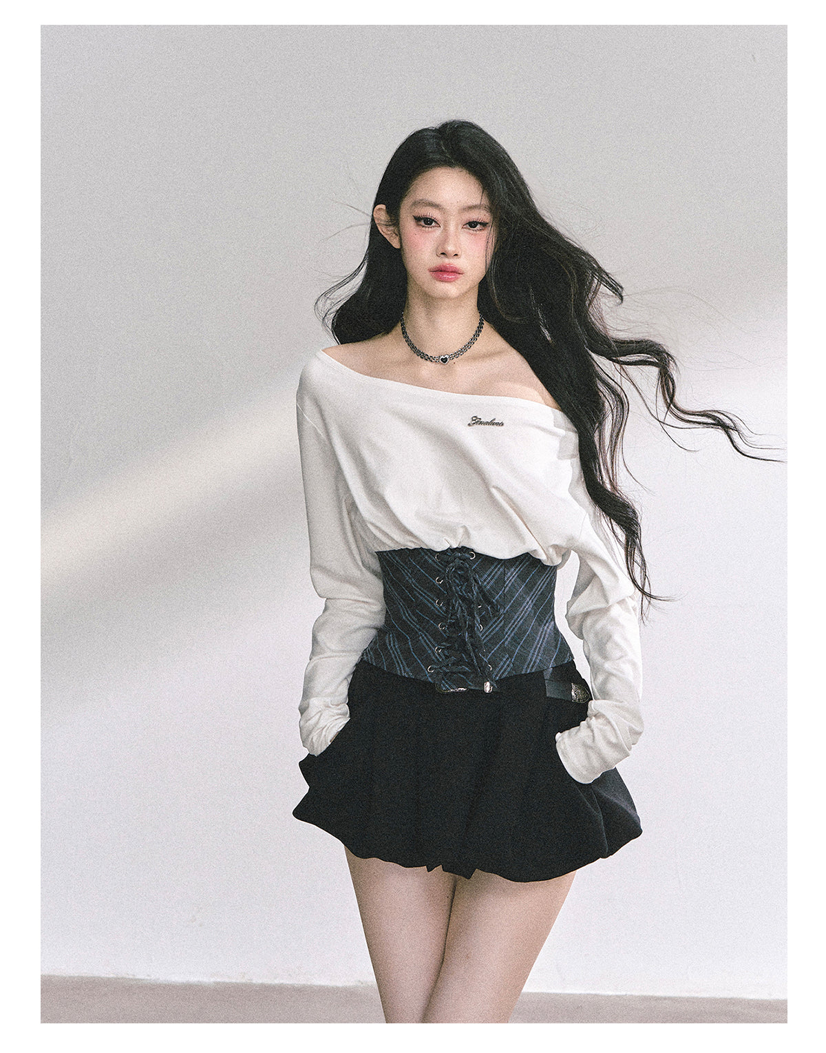 少也眼 "Ivy Academy" Asymmetric Off-Shoulder Long-Sleeve Tee