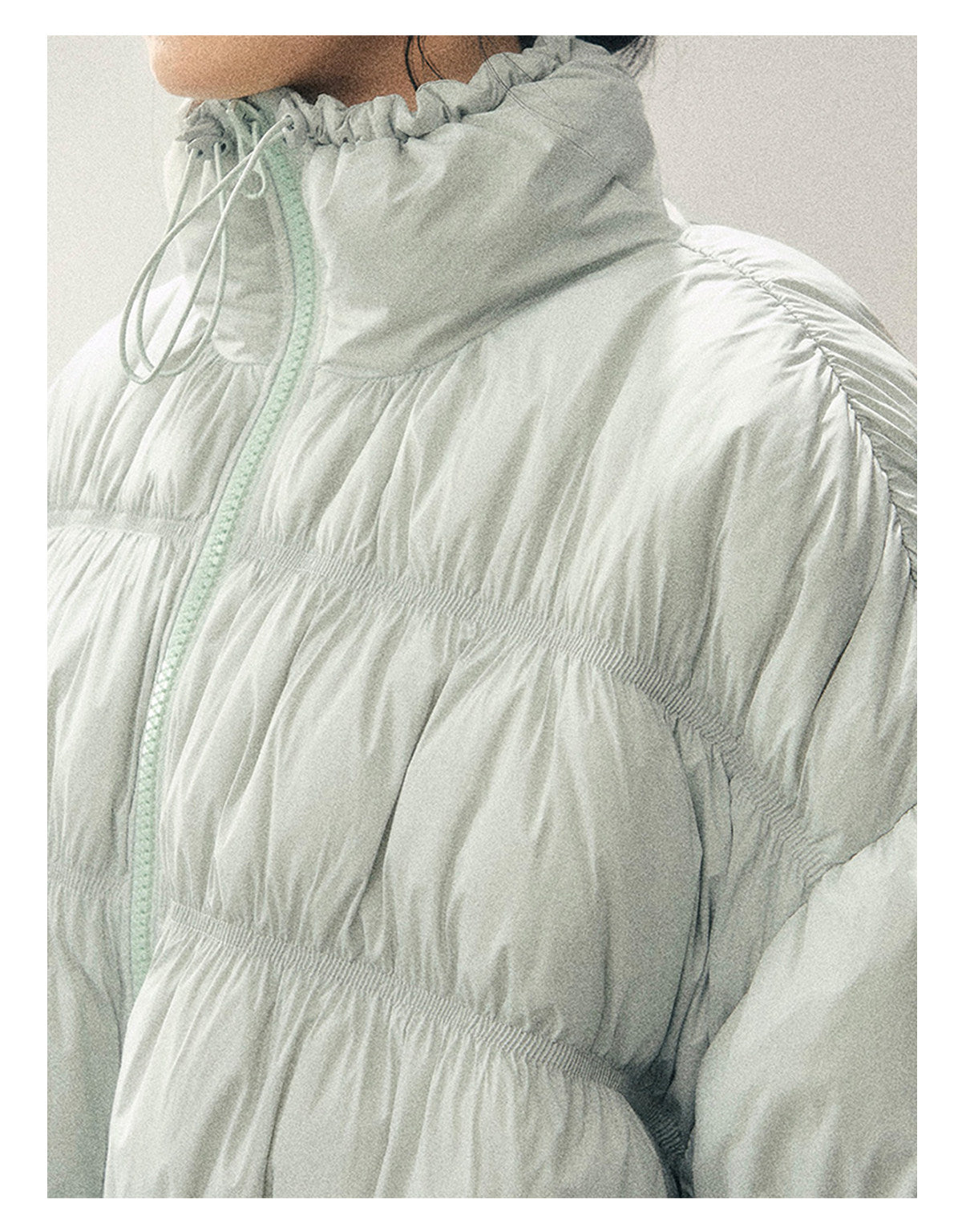 少也眼 “She Gazes at the Snow” White Duck Down Cropped Jacket - Haze Blue