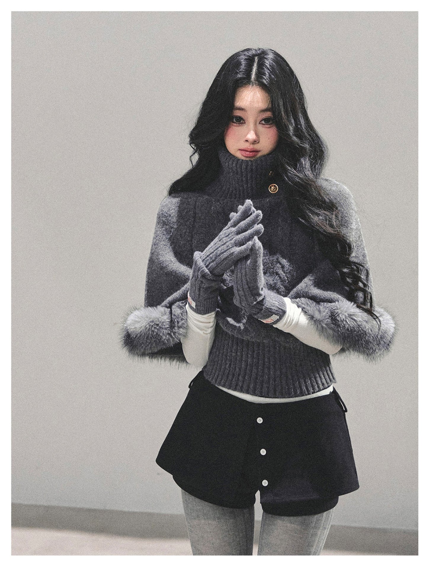 少也眼 “Only She Remains Awake" Gray Mohair High-Neck Knit Sweater (with detachable faux fur)