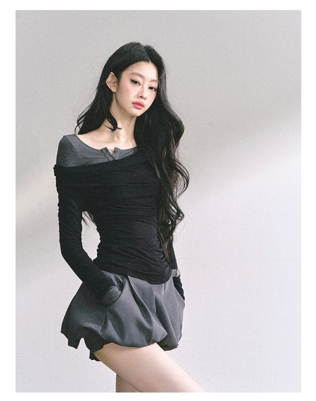 少也眼 "Seoul Toccata" Layered Off-Shoulder Long Sleeve Tee - Black-Gray 2536486
