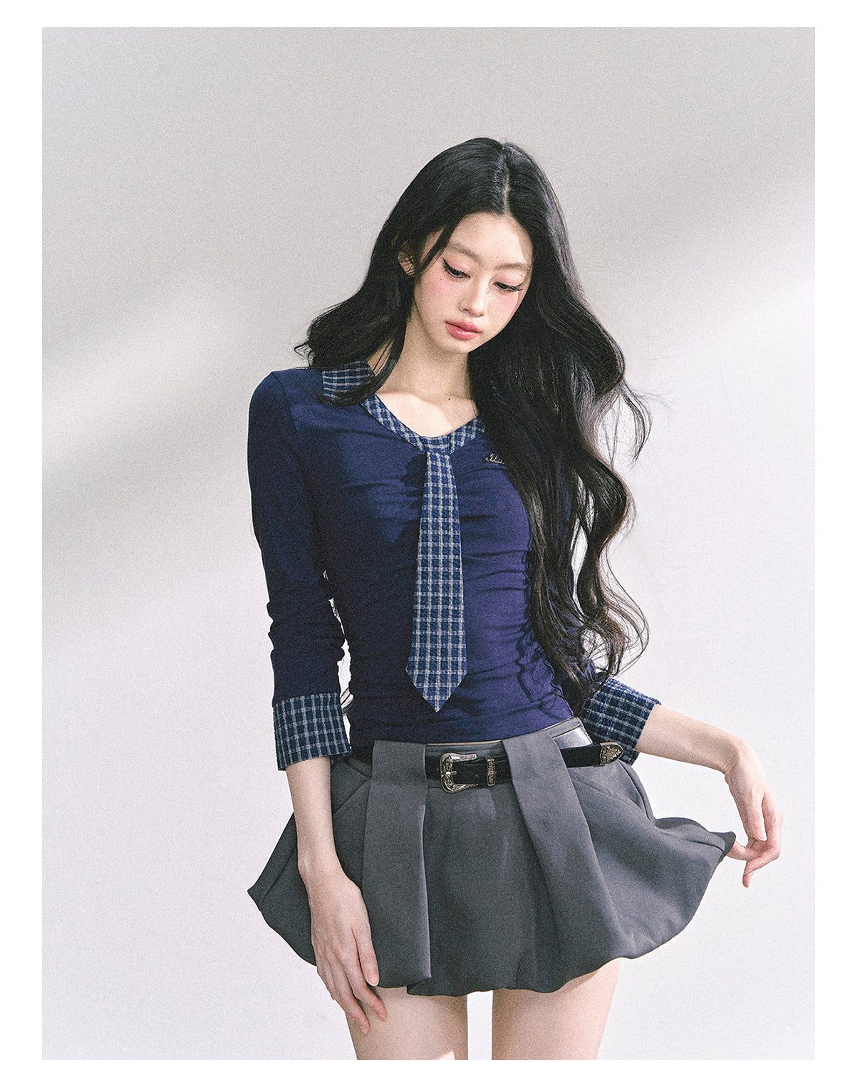 少也眼 "Han Gao Rolecard" Dual-Layer Illusion V-Neck Plaid Waist-Slimming Tee - Navy Blue