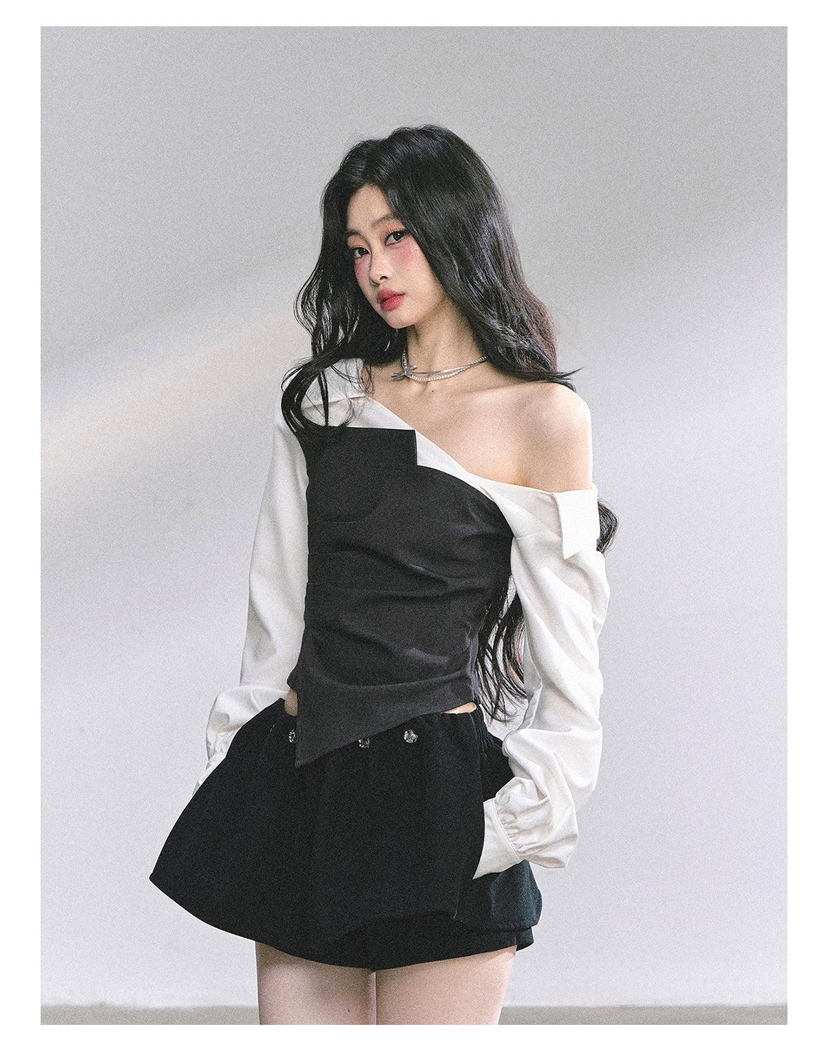 少也眼 "Gossip Senior Muse" Faux-Layered French Asymmetric Shoulder Blouse 56485652