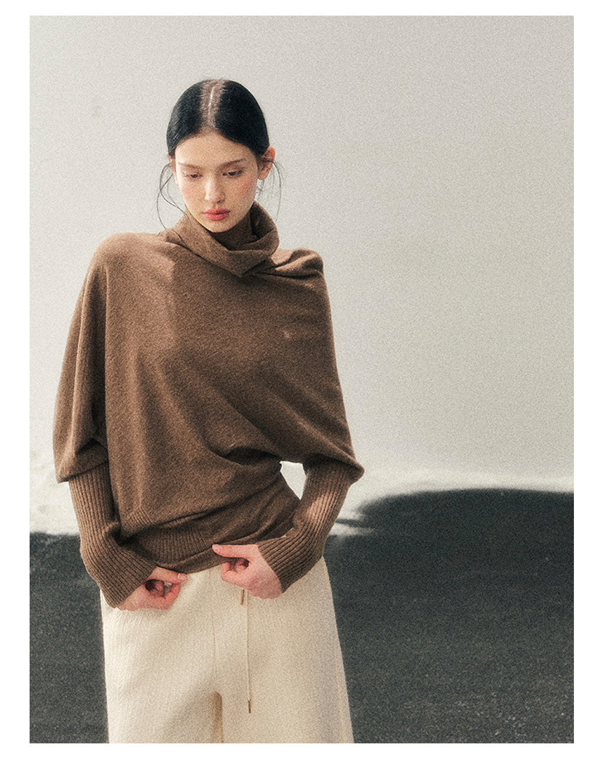 少也眼 "Ember at Dusk" High-Neck Cozy Knit Top – Milk Tea