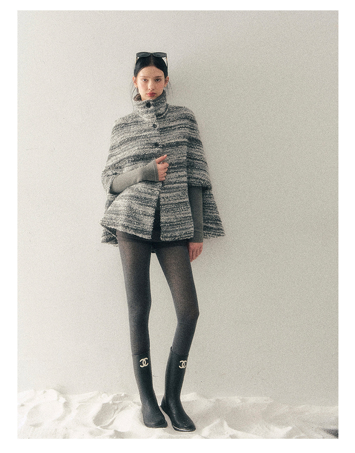 少也眼 "Soft-Focus Warmth" Tweed Cape Coat - Silver Grey