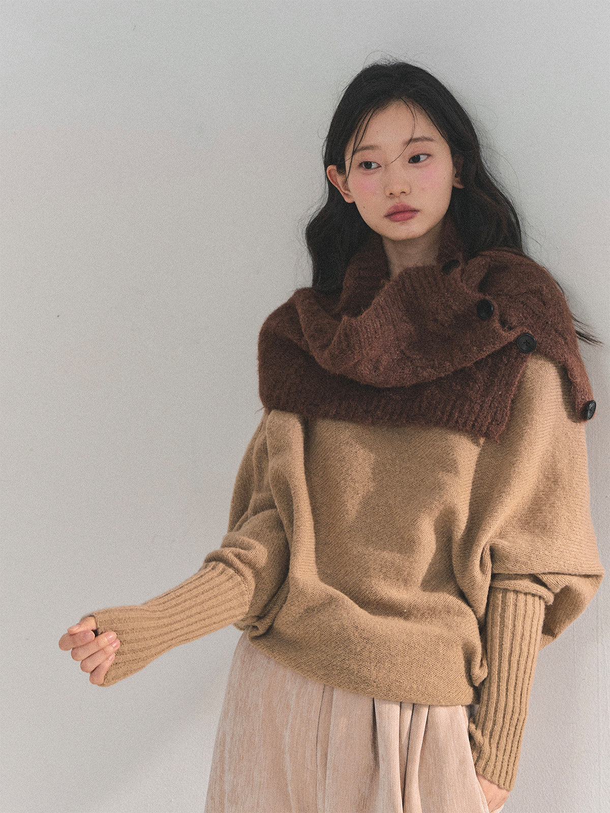 少也眼 “Embers of Sunset” Mini Faux-Knit Shoulder Wrap – Gray & Cocoa