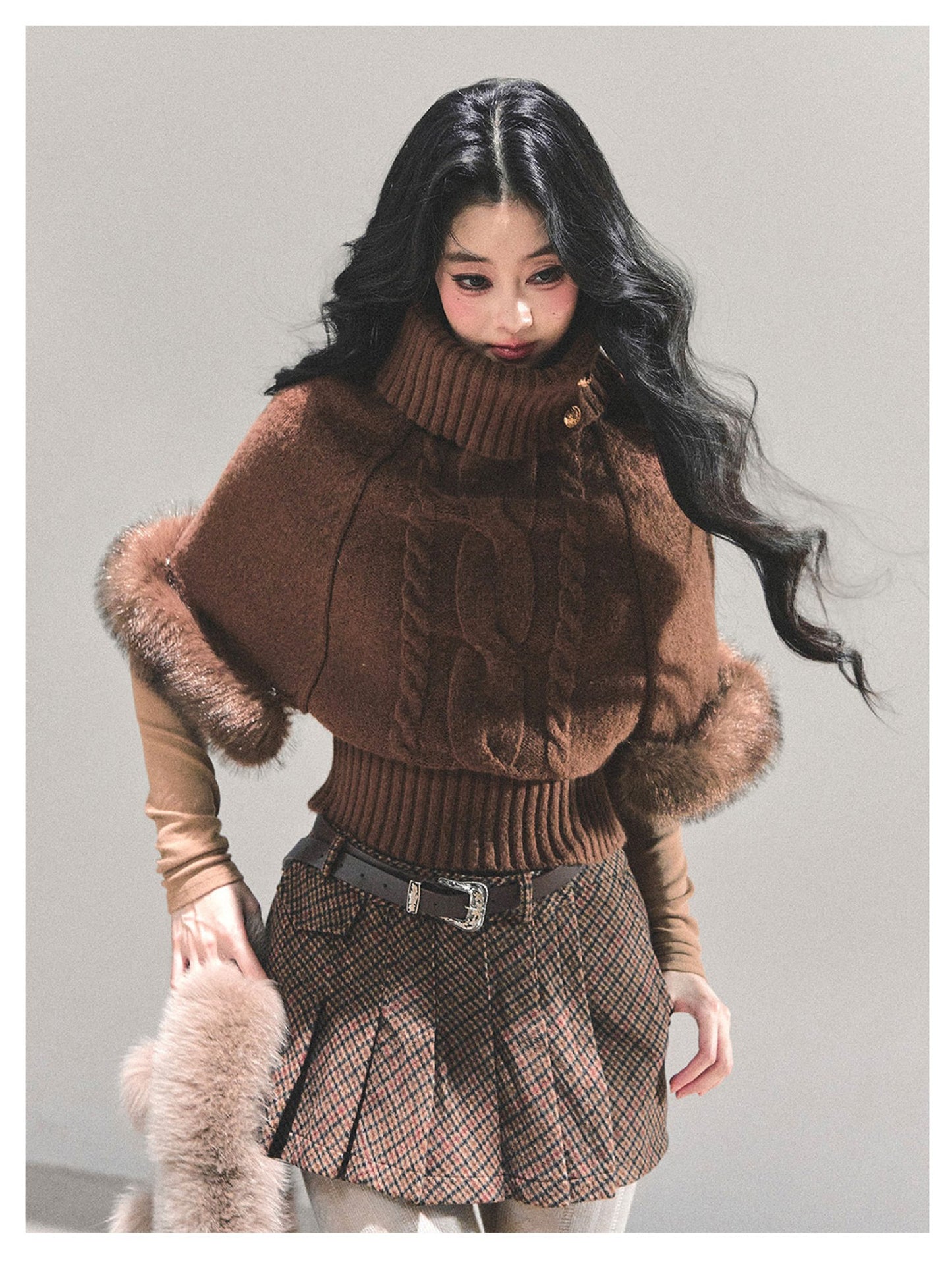 少也眼 “Only She Remains Awake" Brown Mohair High-Neck Knit Sweater (with detachable faux fur)