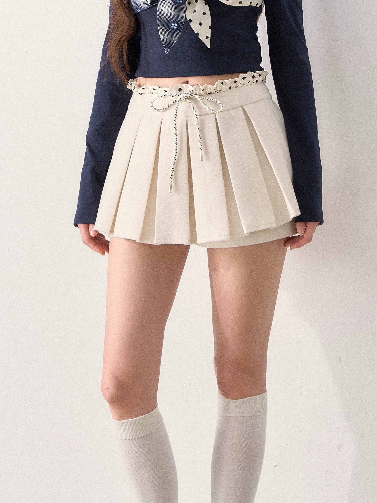 [TMMG] “Leg-Lengthening Essential” — Sweet Cream Pleated Mini Skirt