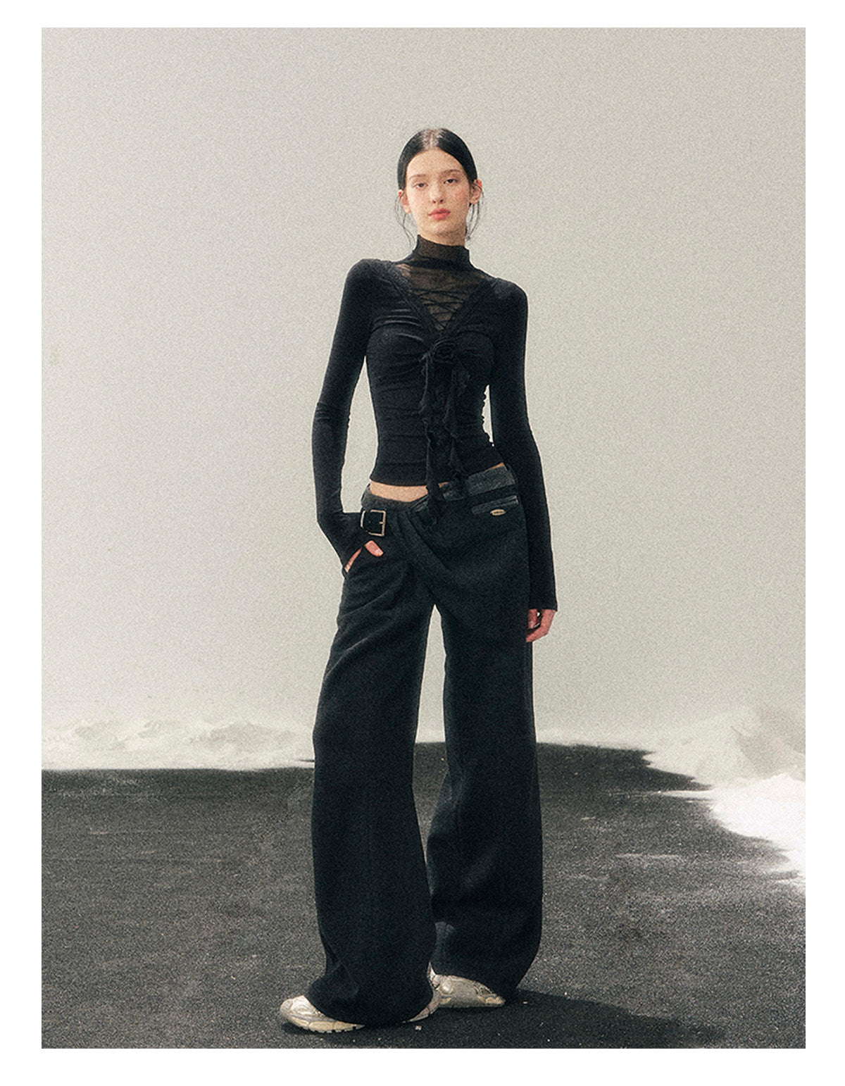 少也眼 “Vanishing Curve” Sheer Lace Turtleneck Base Top - Black